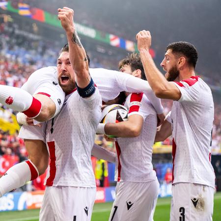 Jogadores da Geórgia comemoram gol de Georges Mikautadze contra a Turquia na Eurocopa