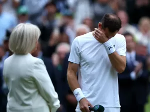 Andy Murray ganha homenagem em Wimbledon após derrota nas duplas