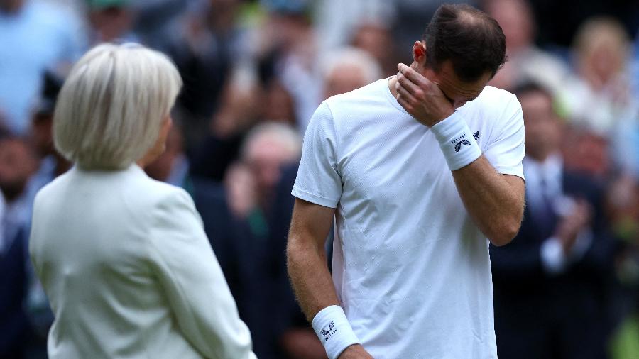 Andy Murray e Sue Barker (à esq.) em homenagem na Quadra Central de Wimbledon em 2024