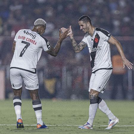 David e Praxedes comemoram gol do Vasco sobre o Atlético-GO em duelo do Campeonato Brasileiro