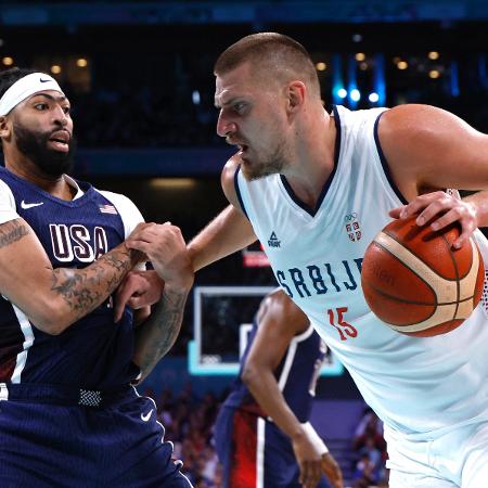 Nikola Jokic (Sérvia) e Anthony Davis (EUA) em ação durante jogo de basquete nas Olimpíadas