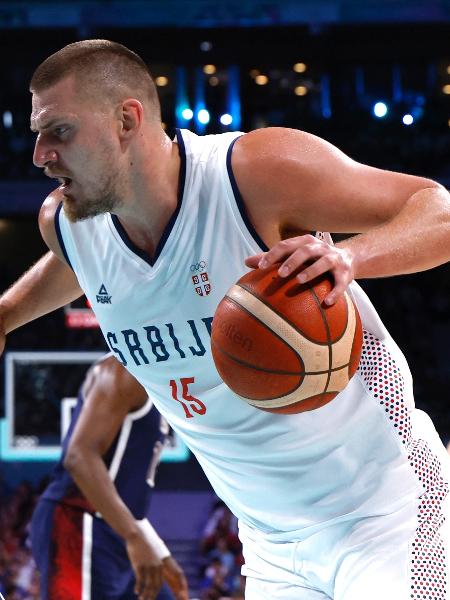 Nikola Jokic (Sérvia) e Anthony Davis (EUA) em ação durante jogo de basquete nas Olimpíadas