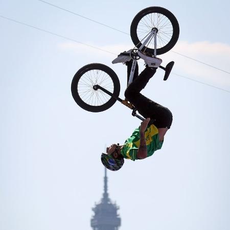 Gustavo Bala Loka durante a competição do ciclismo BMX Freestyle nas Olimpíadas de Paris