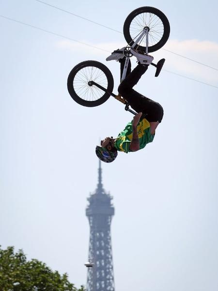 Gustavo Bala Loka durante a competição do ciclismo BMX Freestyle nas Olimpíadas de Paris