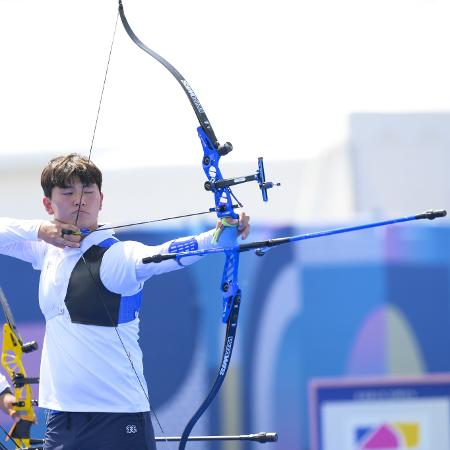 Kim Je-deok, da Coreia do Sul, durante prova de tiro com arco nas Olimpíadas