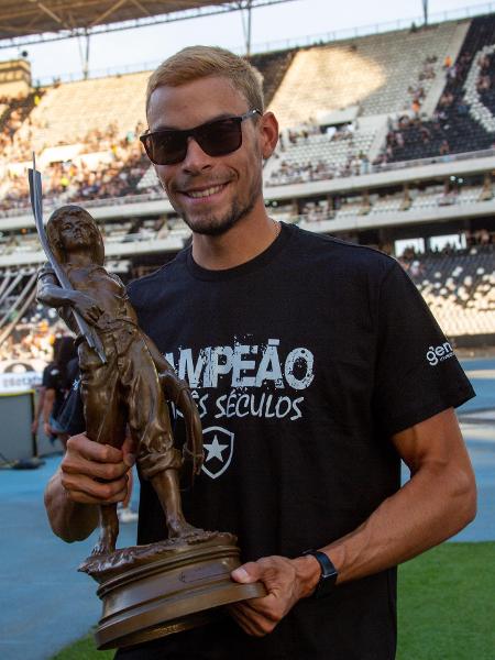 Gabriel Soares, remador do Botafogo, celebra título no Nilton Santos