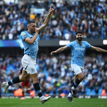 Kovacic, do Manchester City, comemora seu segundo gol contra o Fulham