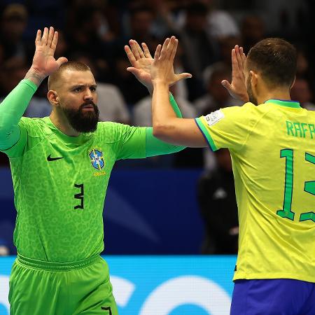 Willian e Rafa Santos, do Brasil, em final da Copa do Mundo de Futsal contra a Argentina - Robertus Pudyanto - FIFA/FIFA via Getty Images