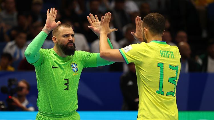 Willian comemora com Rafa Santos, autor do segundo gol brasileiro