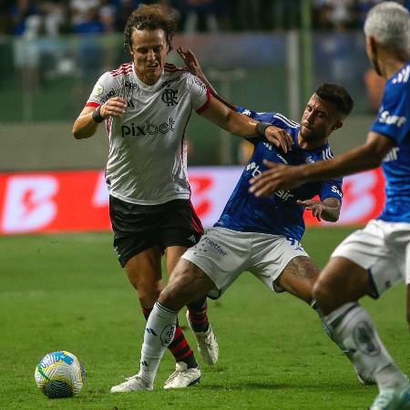 David Luiz saindo da pressão