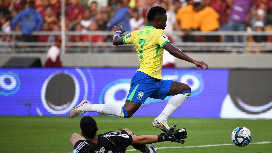 Vini Jr tenta driblar goleiro durante Venezuela x Brasil, partida das Eliminatórias