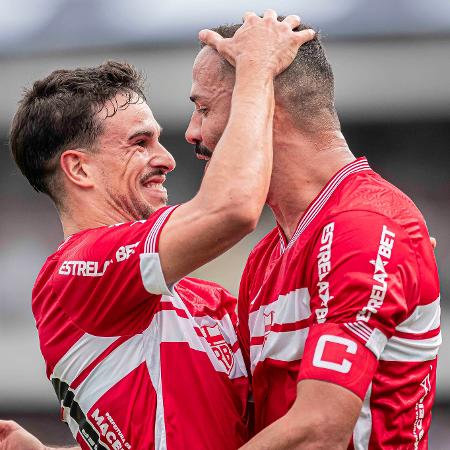 Jogadores do CRB comemoram gol contra o Santos, em jogo da Série B - Anderson Lira/Ag. Estado