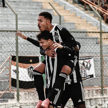 Gabriel Pfeifer comemora gol do Atlético-MG na Copinha em jogo contra o Nova Iguaçu