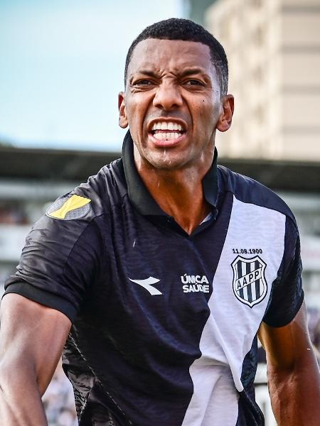 Jean Dias comemora gol da Ponte Preta sobre o Guarani em jogo do Paulistão