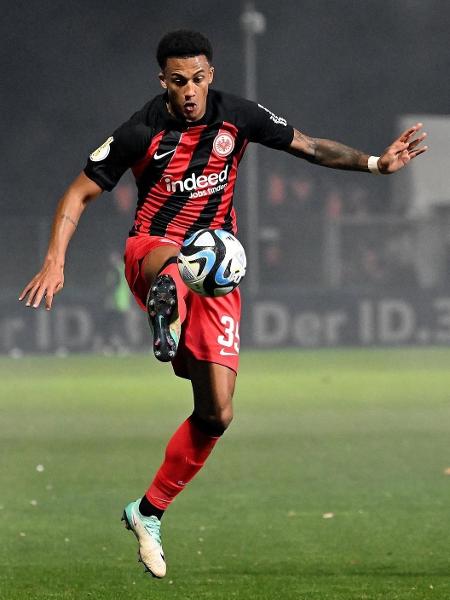 Tuta já jogou como lateral e volante na temporada do Eintracht Frankfurt Tuta já jogou como lateral e volante na temporada do Eintracht Frankfurt