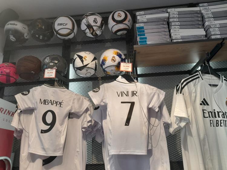 Camisa de Vini Jr e Mbappé em loja em Madri Camisa de Vini Jr e Mbappé em loja em Madri