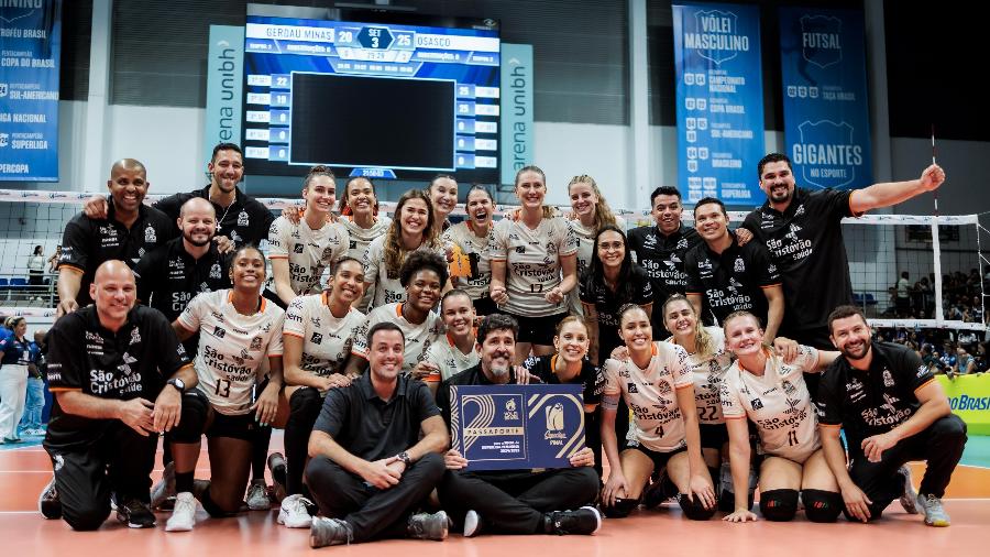Jogadoras e comissão técnica do Osasco comemoram ida à final da Superliga. Jogadoras e comissão técnica do Osasco comemoram ida à final da Superliga.