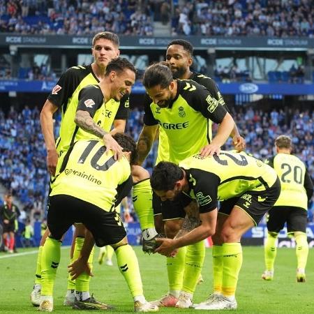 Antony é cercado por companheiros na vitória do Bétis sobre o Espanyol
