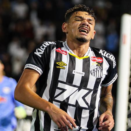 Tiquinho Soares se lamenta durante amistoso Santos x RB Leipzig