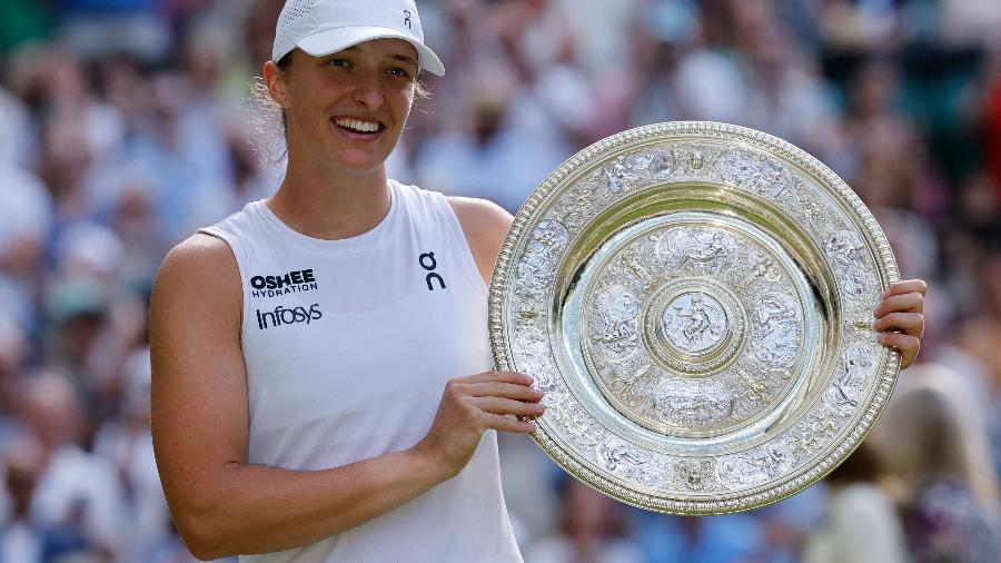 Iga Swiatek com o troféu de campeã de Wimbledon em 2025 Iga Swiatek com o troféu de campeã de Wimbledon em 2025