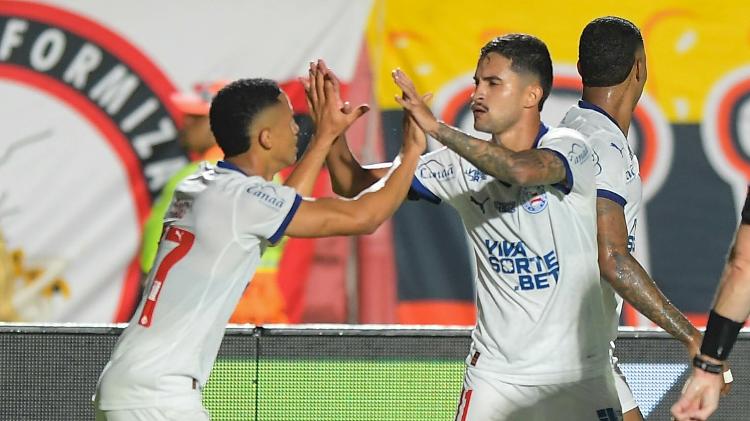 Tiago e Nestor celebram gol do Bahia sobre o Vitória em jogo do Brasileirão Tiago e Nestor celebram gol do Bahia sobre o Vitória em jogo do Brasileirão