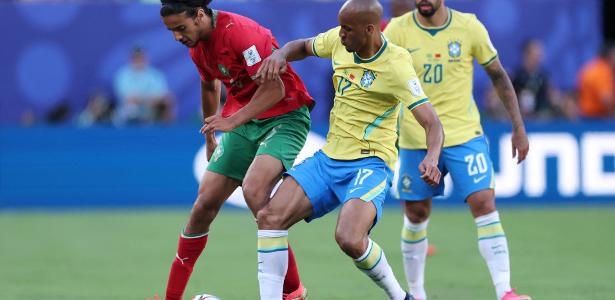 Com chuteira preta e sem clube, Fabinho é testado como titular na seleção