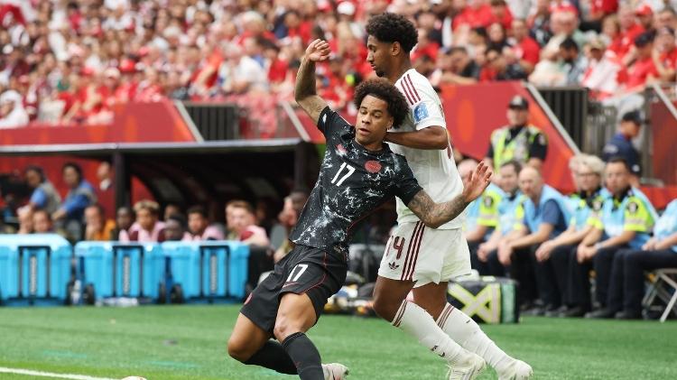 Buchanan em ação pelo Canadá contra o Qatar