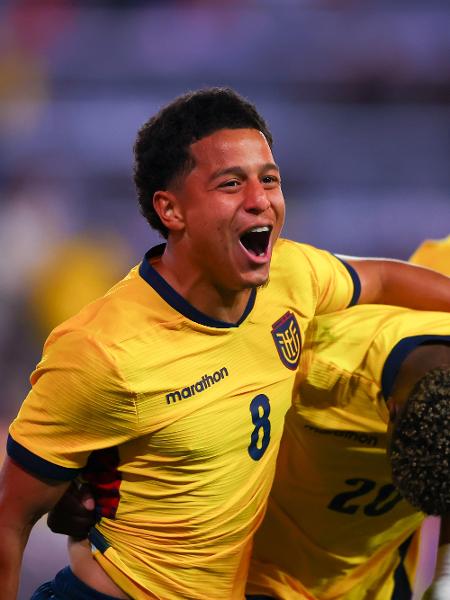 Anthony Valencia comemora gol do Equador