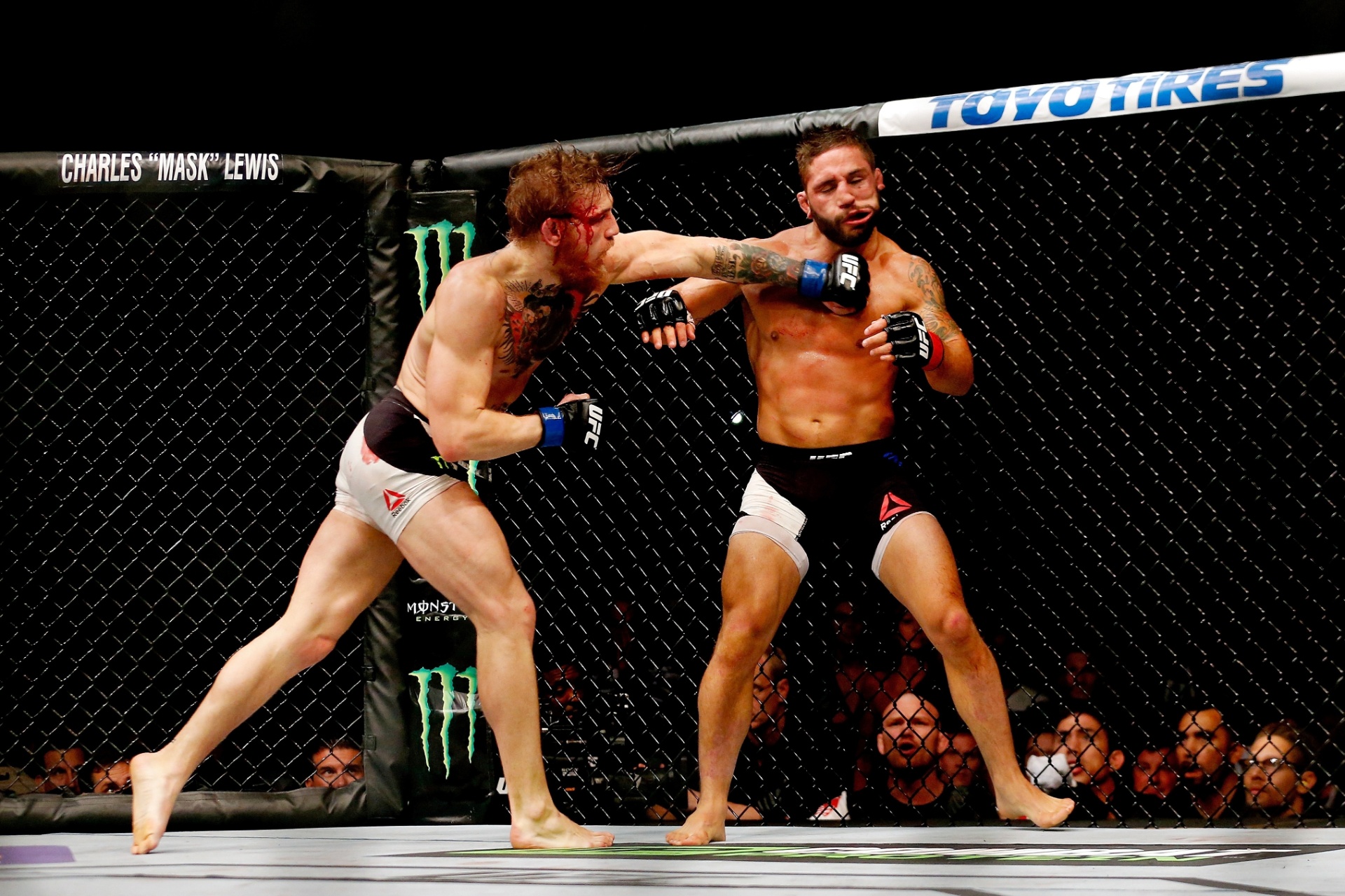 Conor McGregor acerta Chad Mendes e consegue o nocaute no segundo round, para faturar o cinturão interino dos penas do UFC - Josh Hedges/Zuffa LLC/UFC