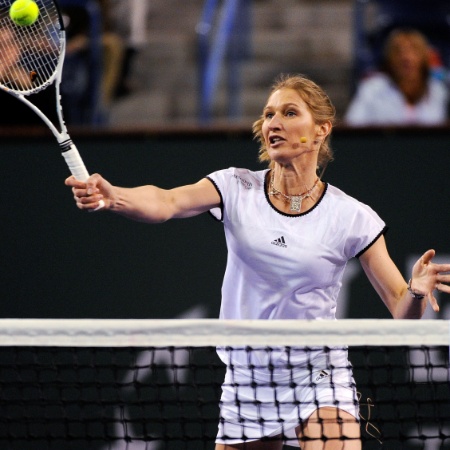 Steffi Graf durante partida-exibição em 2010 - Kevork Djansezian/Getty Images - Kevork Djansezian/Getty Images