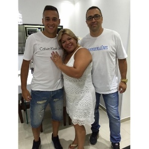Maycon com os pais, Lílian e Alexandre, no apartamento da família - Reprodução/Instagram - Reprodução/Instagram