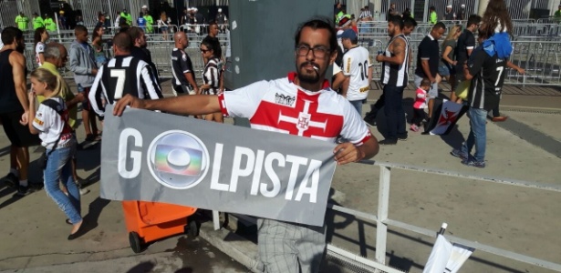 Grupo de torcedores de Vasco e Botafogo distribuíram faixas em protesto contra a Globo - Bernardo Gentile/UOL Esporte