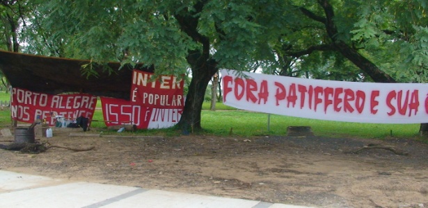 Torcedores do Inter protestam antes de último treino para final do Gaúcho - Marinho Saldanha/UOL