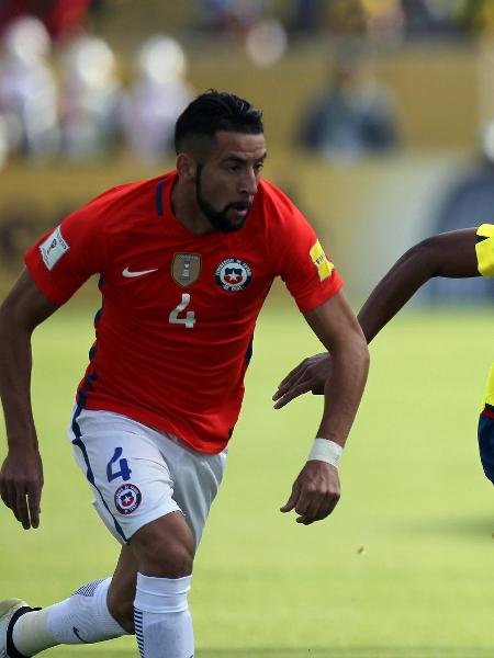 Fidel Martínez e Mauricio Isla disputam lance em Equador x Chile - Guillermo Granja/Reuters