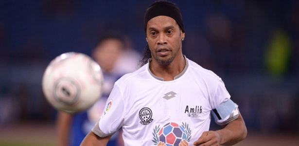 Ronaldinho em ação em jogo beneficente no ano passado - Filippo Monteforte/AFP