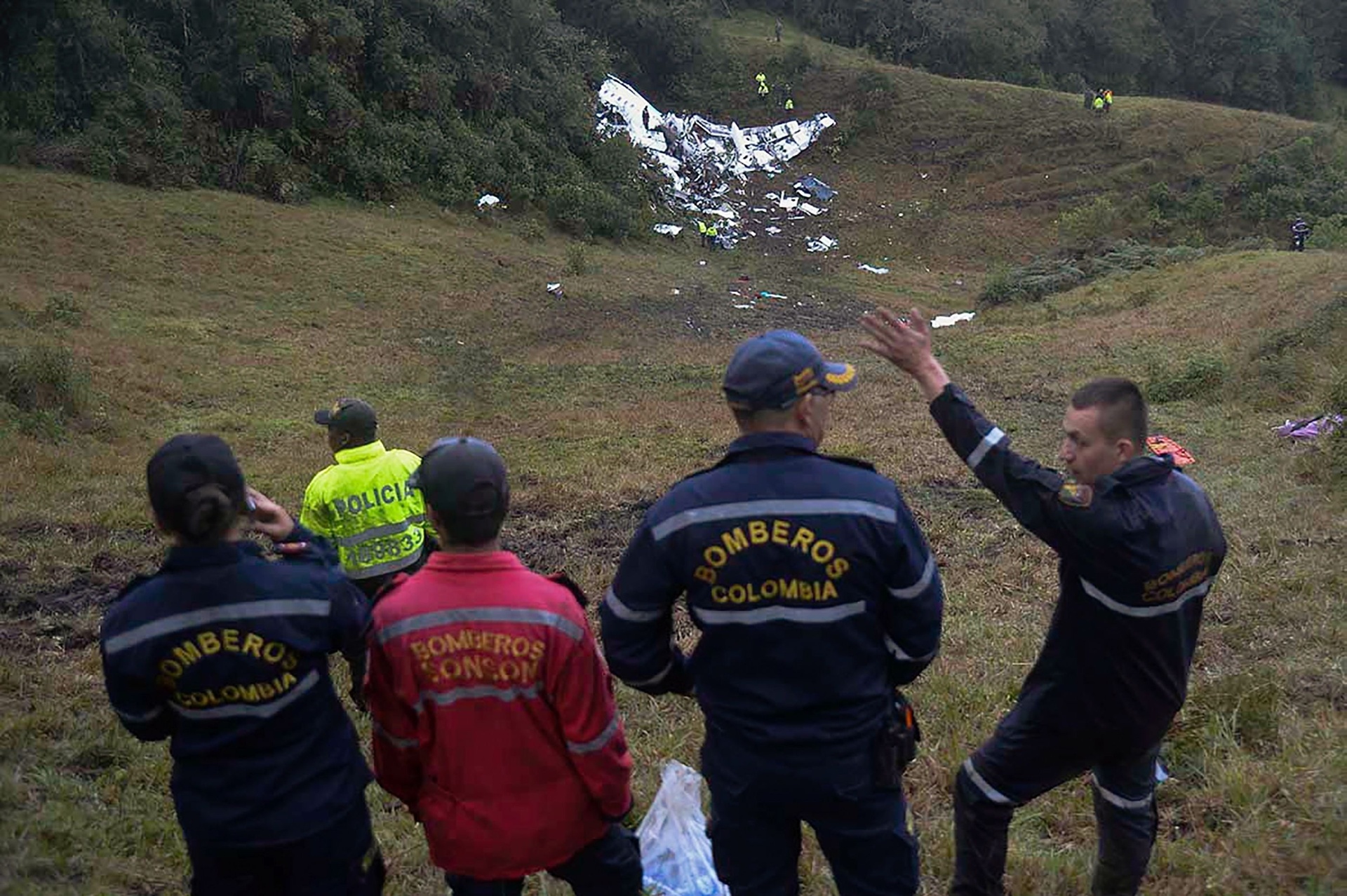 Bombeiros observam local do acidente com o avião da Chapecoense - Raul Arboleda/AFP Photo
