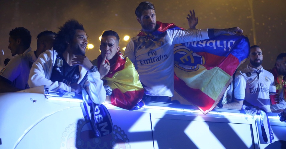 Elenco do Real Madrid em carreata para comemorar o título espanhol