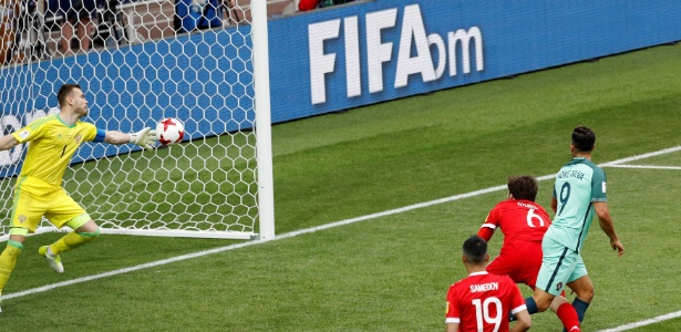 Akinfeev faz grande defesa após cabeçada de André Silva, na partida entre Portugal e Rússia - REUTERS/Darren Staples - REUTERS/Darren Staples