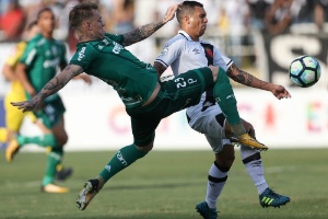 Roger Guedes admite dificuldade em brigar pelo título e seca o Corinthians
