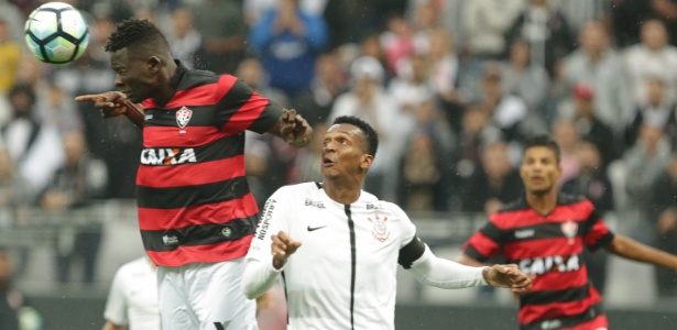 Jô disputa bola com jogador do Vitória durante jogo na Arena Corinthians - Daniel Teixeira/Estadão Conteúdo