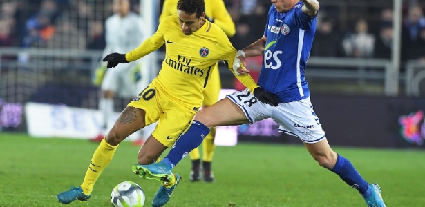 Neymar sofre forte marcação contra o Strasbourg - Patrik Hertzog/AFP - Patrik Hertzog/AFP