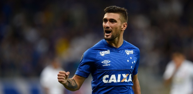 De Arrascaeta comemora gol do Cruzeiro; uruguaio interessa a clubes europeus - AFP PHOTO / DOUGLAS MAGNO