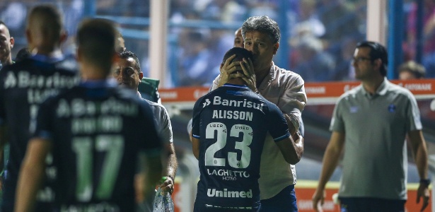 Renato Gaúcho cumprimenta Alisson após primeiro gol do Grêmio contra o Tucumán - LUCAS UEBEL/GREMIO FBPA - LUCAS UEBEL/GREMIO FBPA