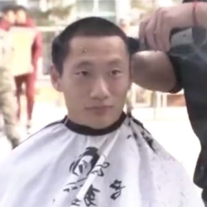 Jogador chinês tem o cabelo raspado durante período de treino em estrutura militar - Reprodução/CCTV - Reprodução/CCTV