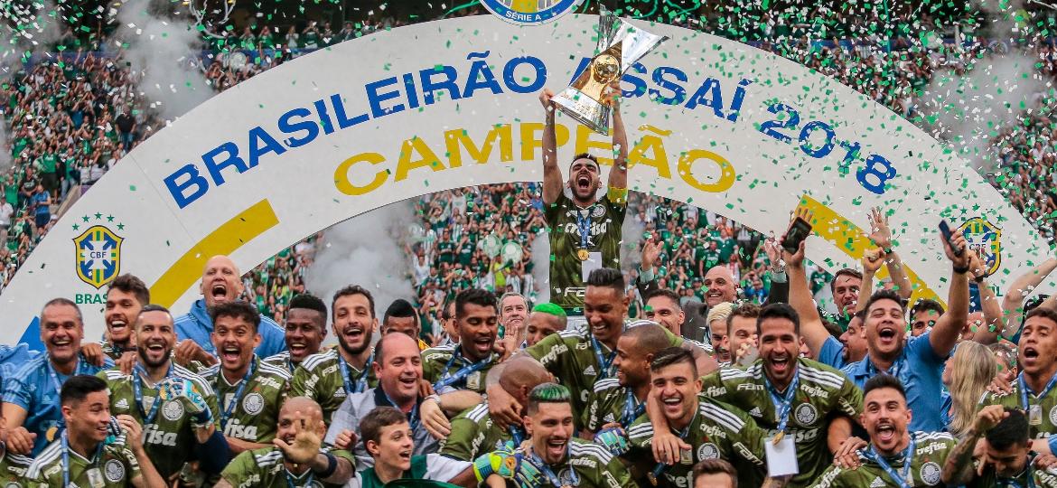 Bruno Henrique levanta o troféu do Campeonato Brasileiro 2018 conquistado pelo Palmeiras - Alê Cabral/Agif