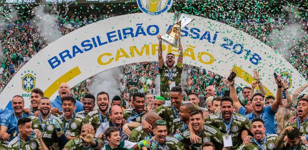 Bruno Henrique levanta o troféu de campeão brasileiro no Allianz Parque - Alê Cabral/Agif