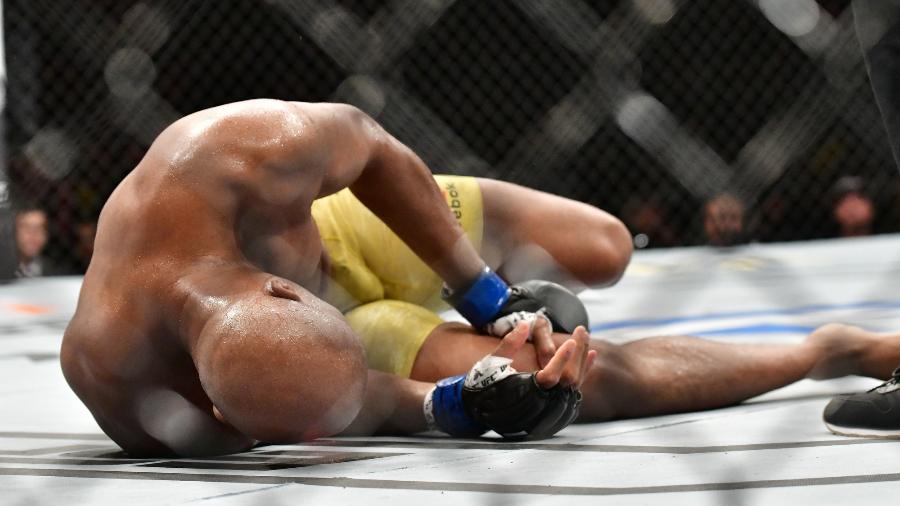 Anderson Silva levou golpe duro no joelho e acabou derrotado no UFC Rio - Leandro Bernardes