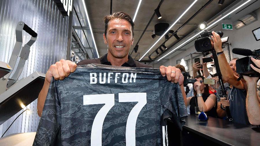 Buffon posa com camisa da Juventus estampada com o número 77 - Divulgação/Juventus