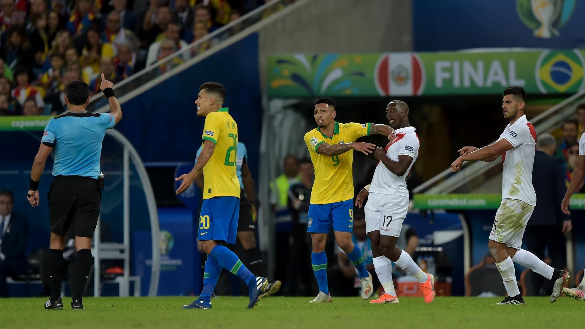 Gabriel Jesus é expulso durante partida entre Brasil e Peru