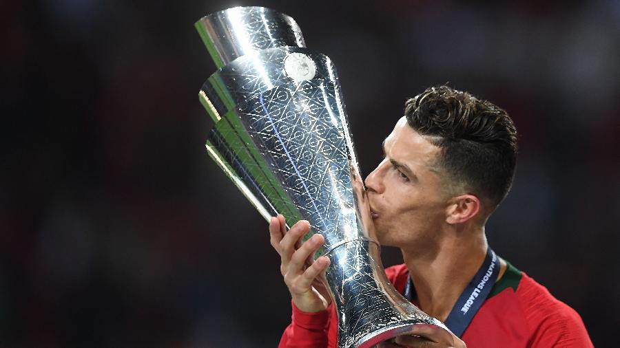 Cristiano Ronaldo beija a taça da Liga das Nações; Portugal é o atual campeão do torneio - PATRICIA DE MELO MOREIRA / AFP